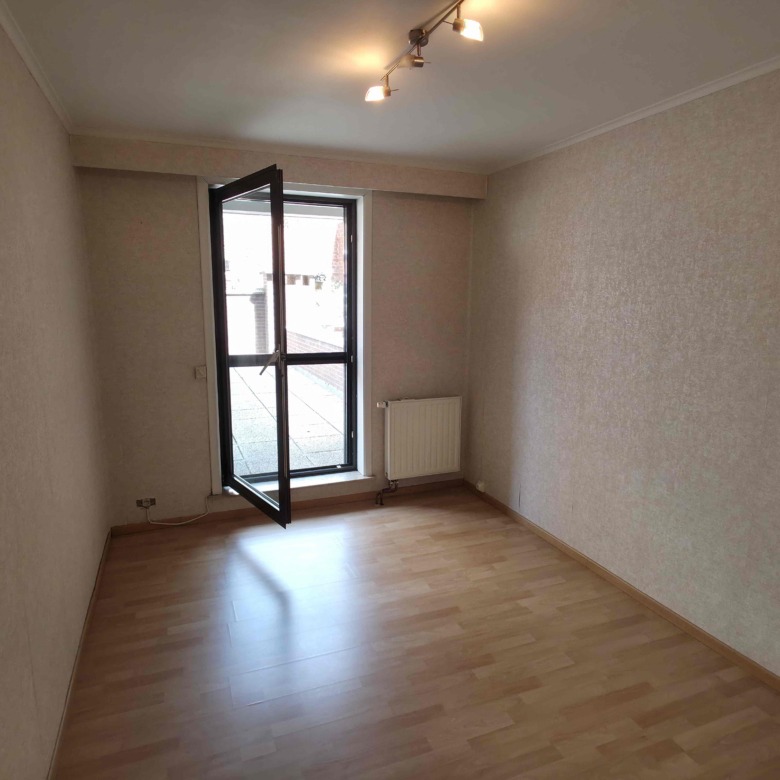 Verzorgd appartement met 2 slpks, groot terras (42 m²!) en garage!