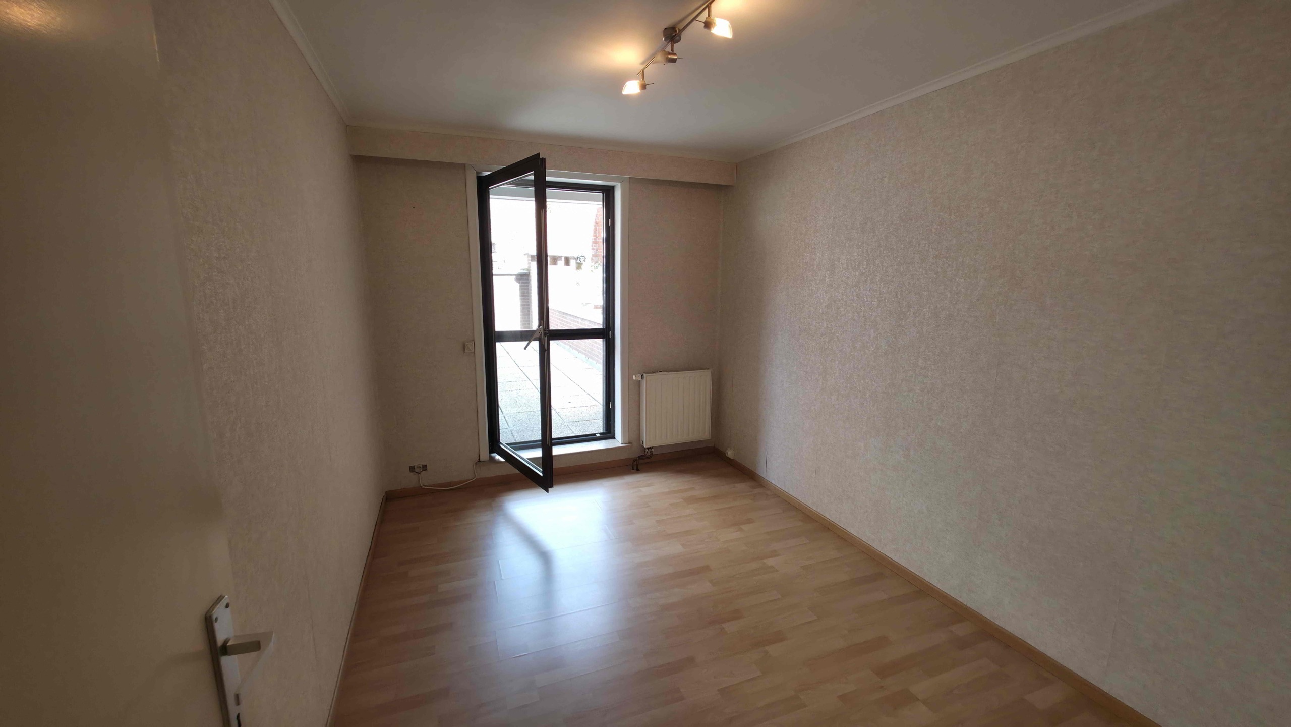 Verzorgd appartement met 2 slpks, groot terras (42 m²!) en garage!