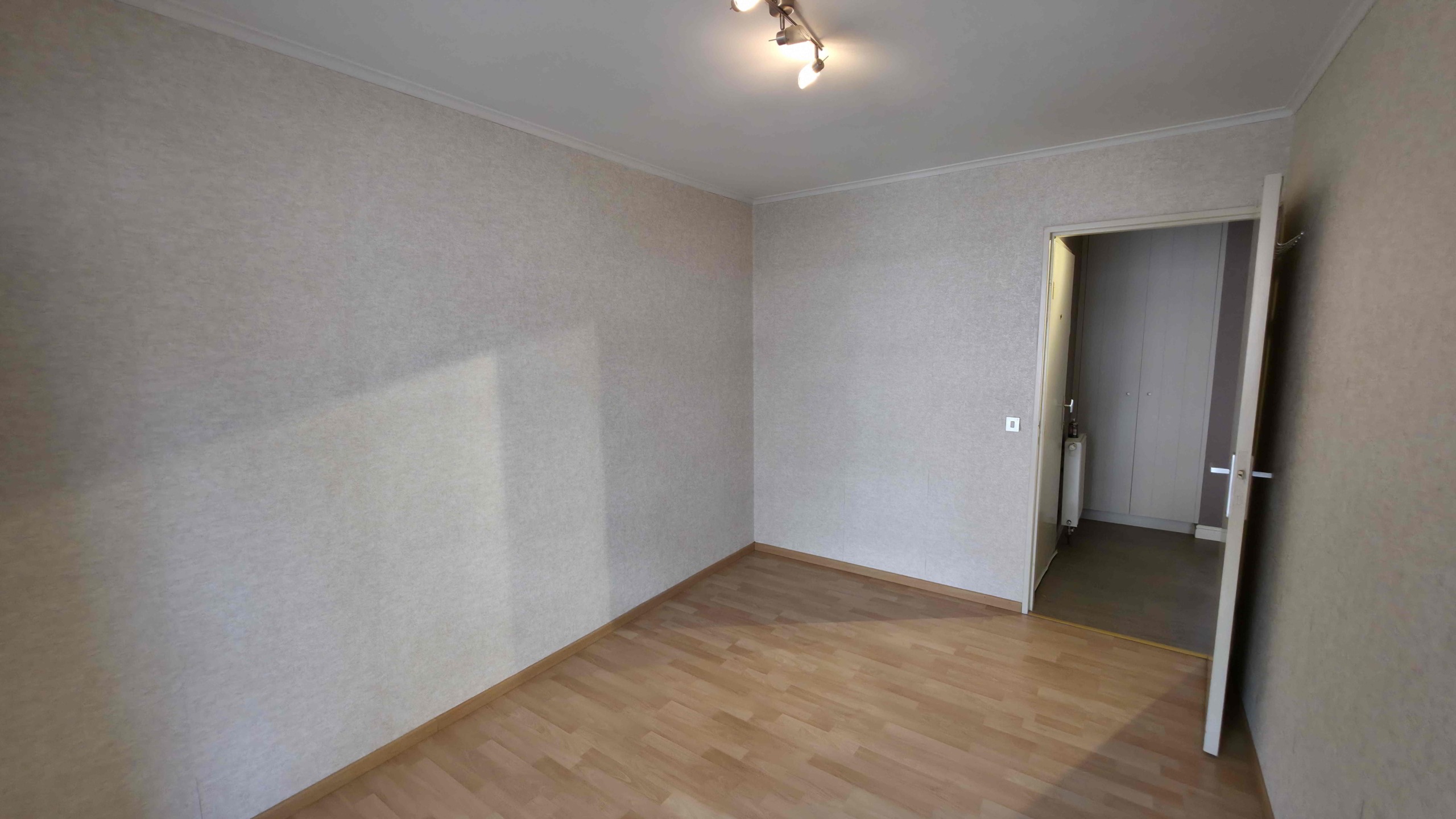 Verzorgd appartement met 2 slpks, groot terras (42 m²!) en garage!