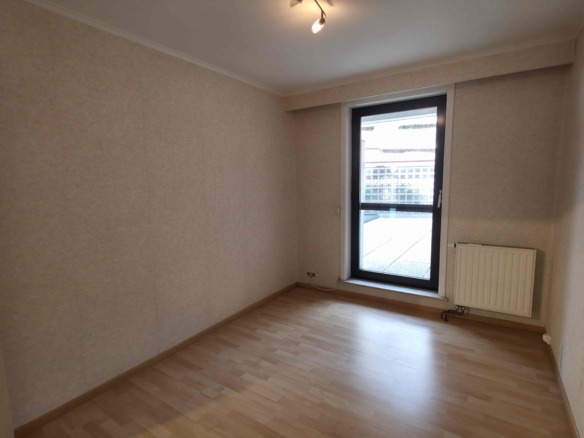 Verzorgd appartement met 2 slpks, groot terras (42 m²!) en garage!