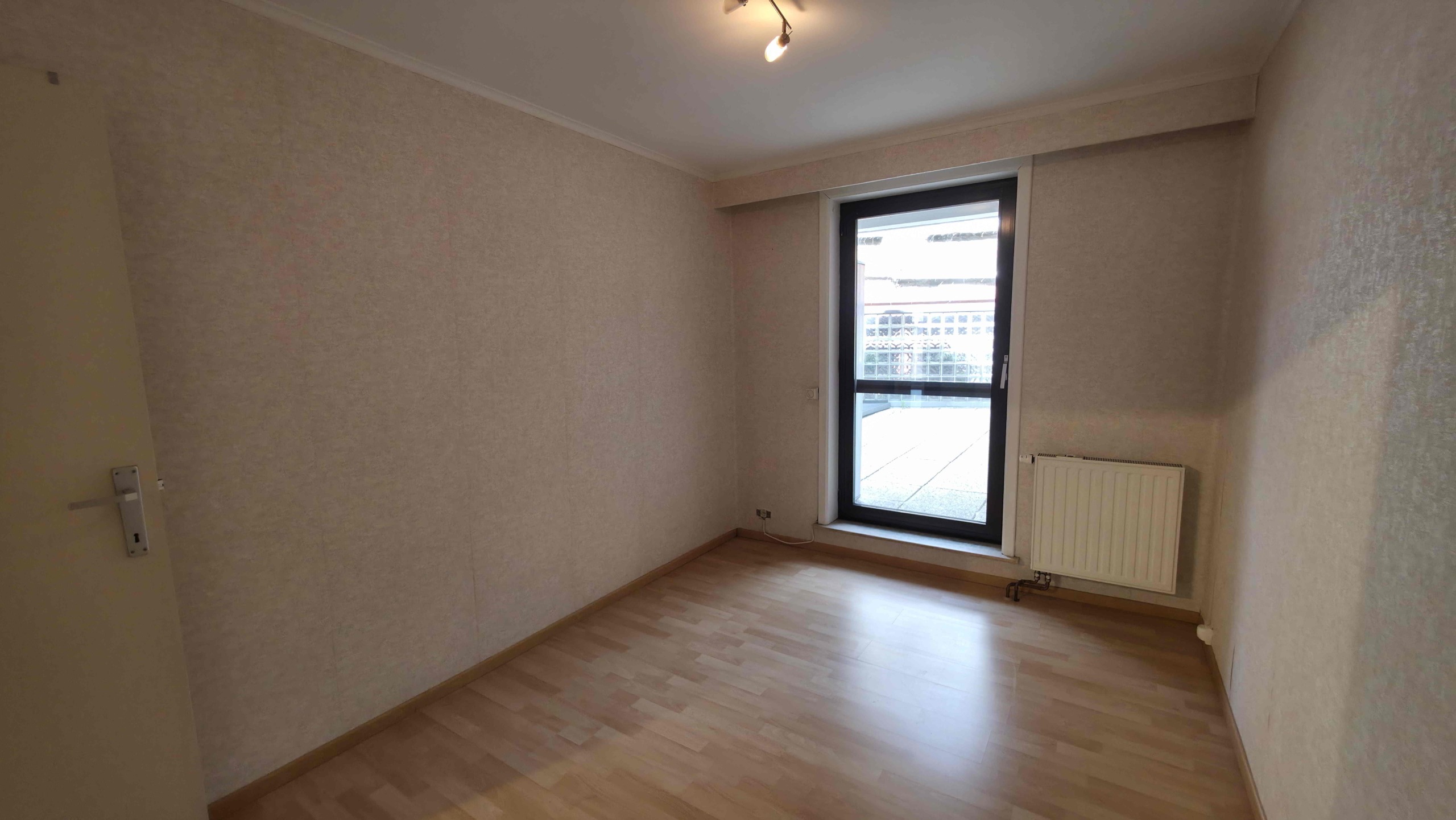 Verzorgd appartement met 2 slpks, groot terras (42 m²!) en garage!