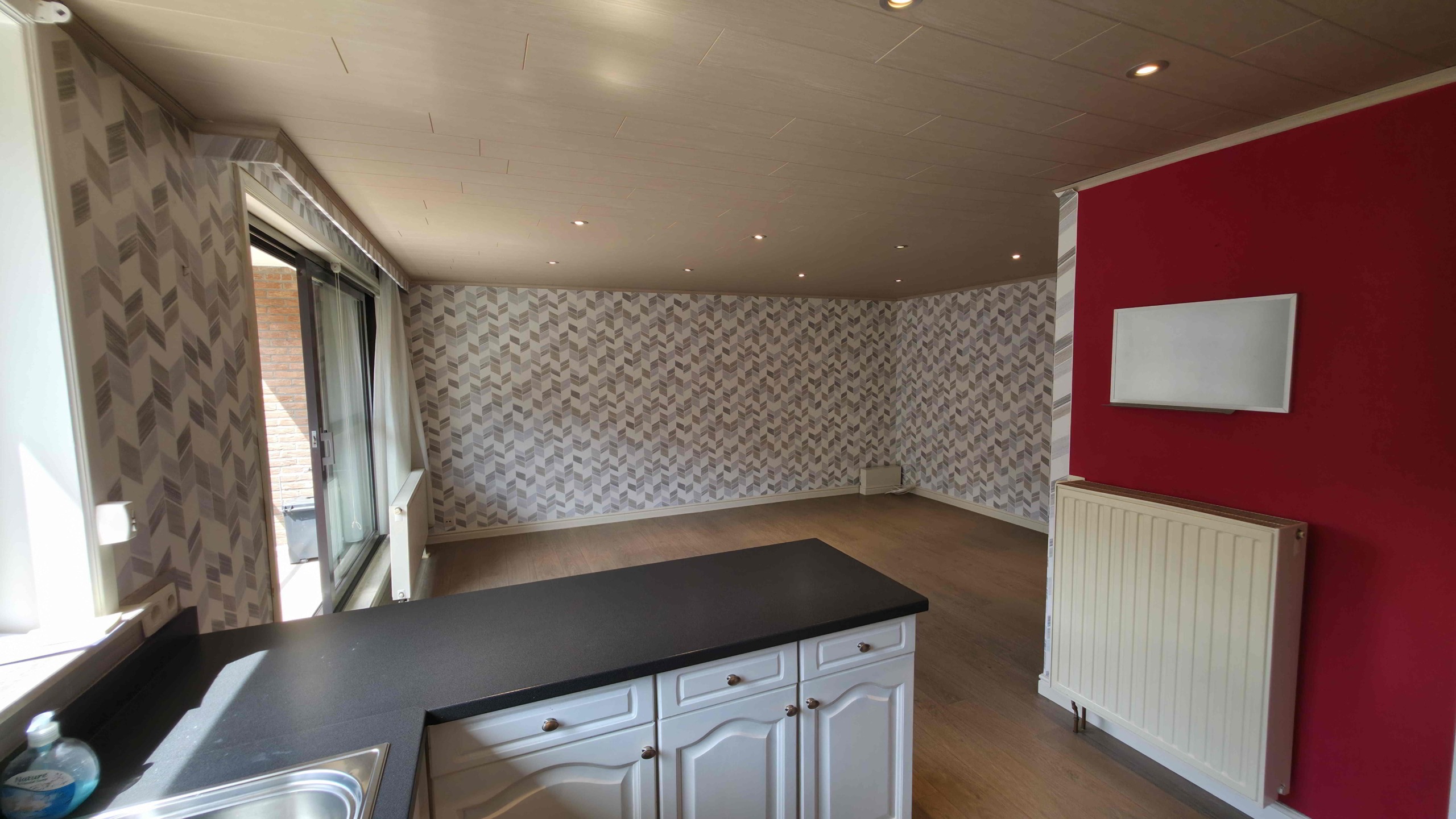 Verzorgd appartement met 2 slpks, groot terras (42 m²!) en garage!