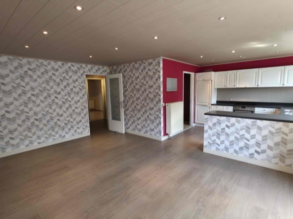 Verzorgd appartement met 2 slpks, groot terras (42 m²!) en garage!