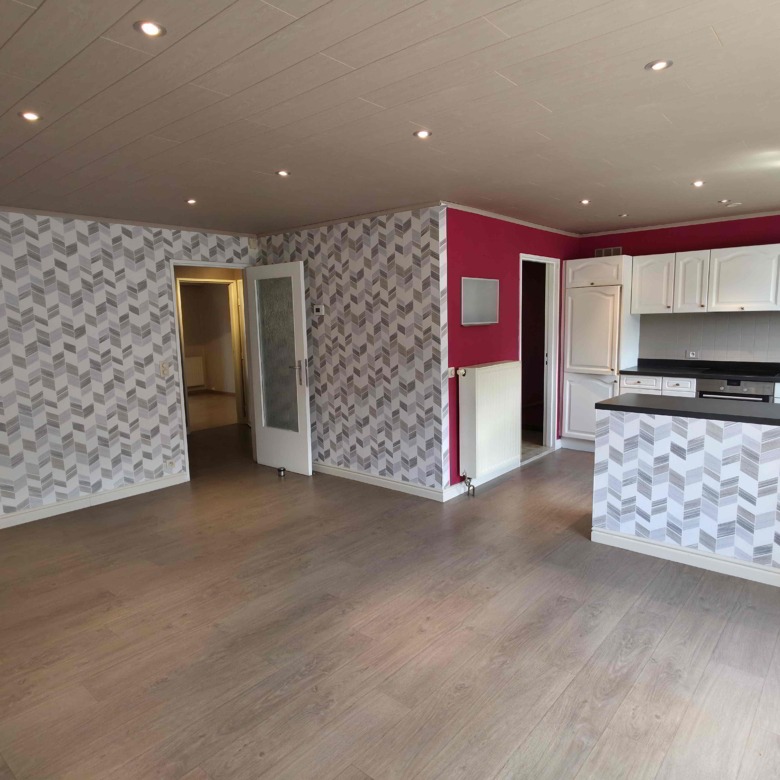 Verzorgd appartement met 2 slpks, groot terras (42 m²!) en garage!