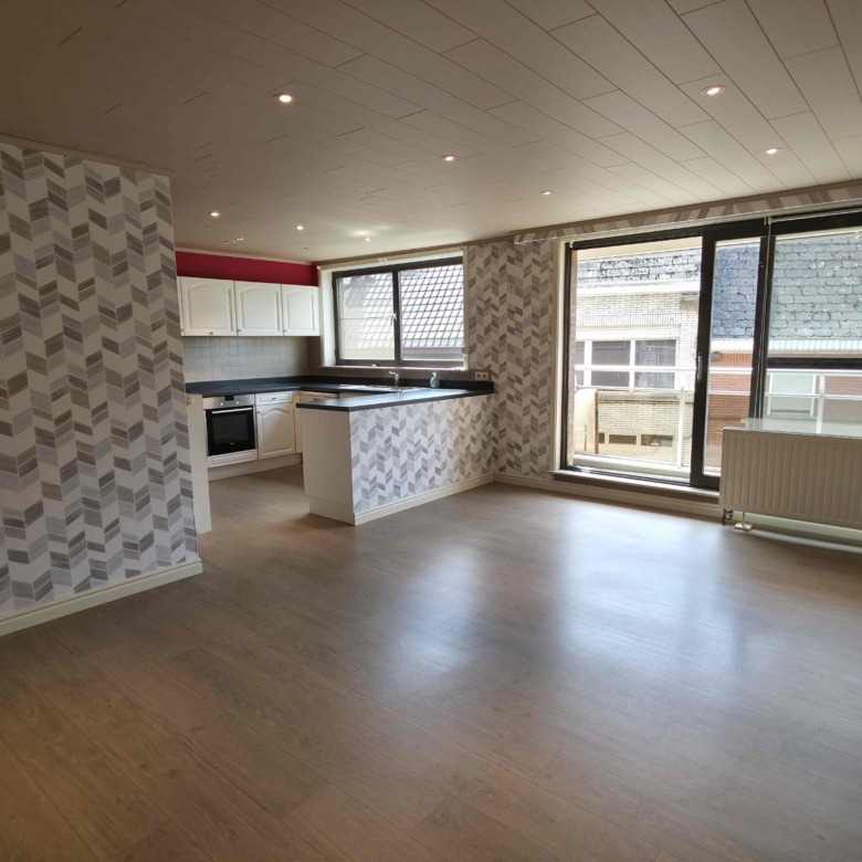 Verzorgd appartement met 2 slpks, groot terras (42 m²!) en garage!