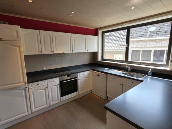 Verzorgd appartement met 2 slpks, groot terras (42 m²!) en garage!