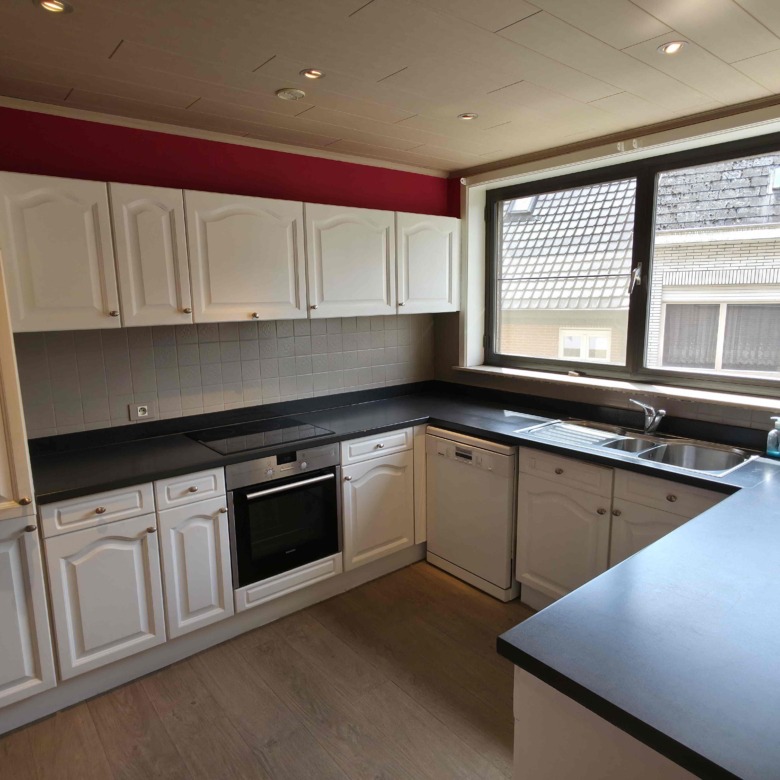 Verzorgd appartement met 2 slpks, groot terras (42 m²!) en garage!
