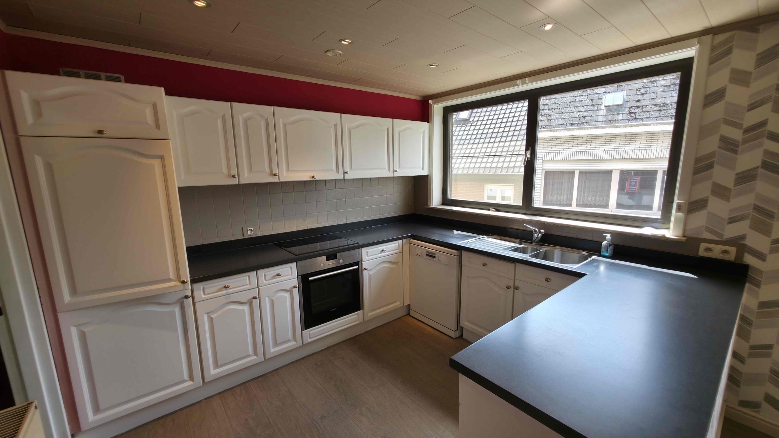 Verzorgd appartement met 2 slpks, groot terras (42 m²!) en garage!