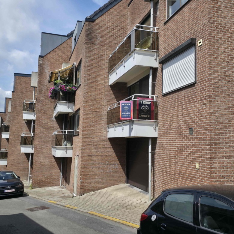 Verzorgd appartement met 2 slpks, groot terras (42 m²!) en garage!