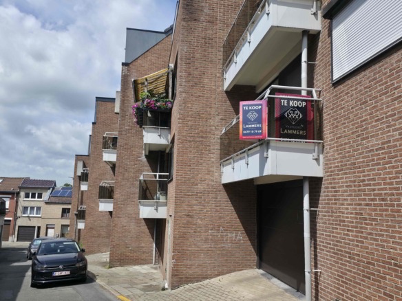 Verzorgd appartement met 2 slpks, groot terras (42 m²!) en garage!