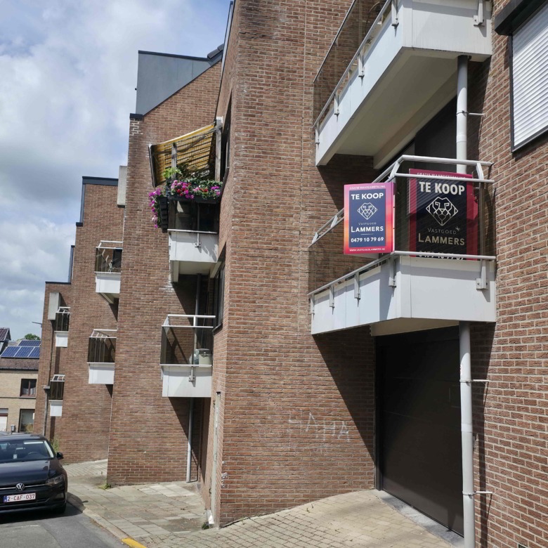 Verzorgd appartement met 2 slpks, groot terras (42 m²!) en garage!