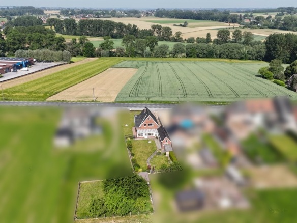 Kloeke open bebouwing met prachtige verzichten en tal van mogelijkheden op toplocatie