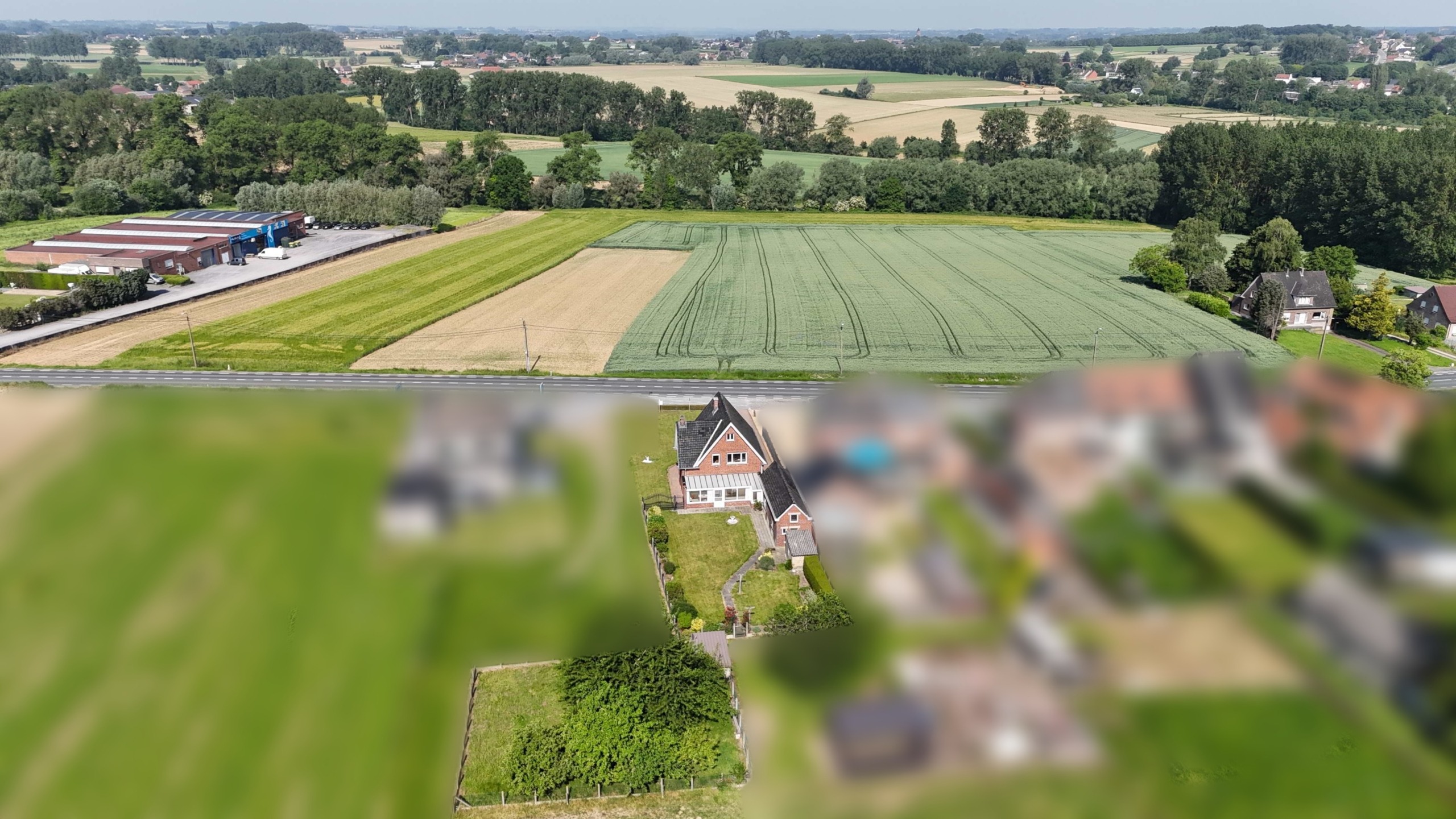 Kloeke open bebouwing met prachtige verzichten en tal van mogelijkheden op toplocatie