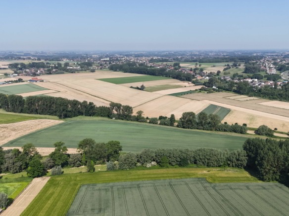 Kloeke open bebouwing met prachtige verzichten en tal van mogelijkheden op toplocatie