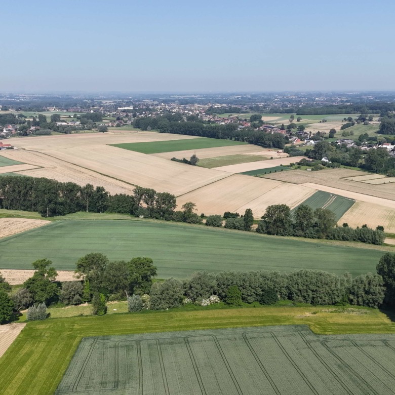 Kloeke open bebouwing met prachtige verzichten en tal van mogelijkheden op toplocatie