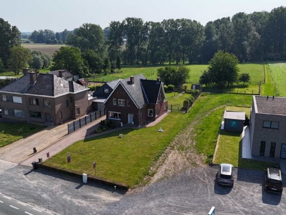 Kloeke open bebouwing met prachtige verzichten en tal van mogelijkheden op toplocatie