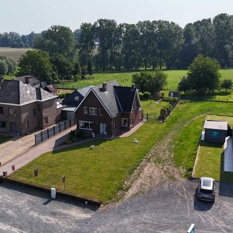Kloeke open bebouwing met prachtige verzichten en tal van mogelijkheden op toplocatie