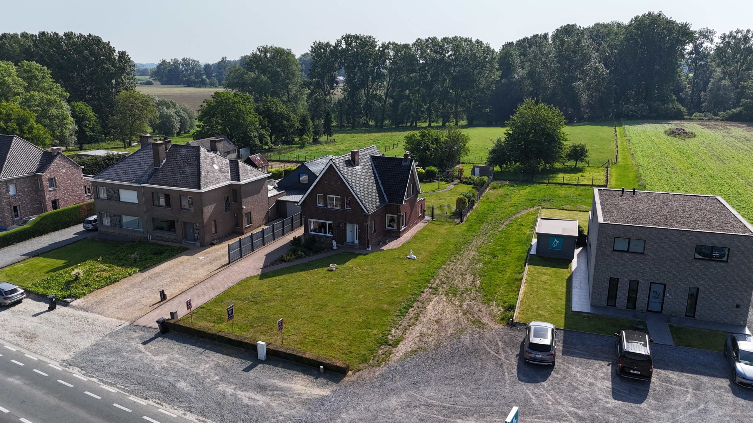 Kloeke open bebouwing met prachtige verzichten en tal van mogelijkheden op toplocatie