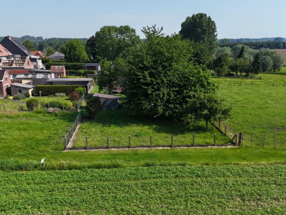 Kloeke open bebouwing met prachtige verzichten en tal van mogelijkheden op toplocatie