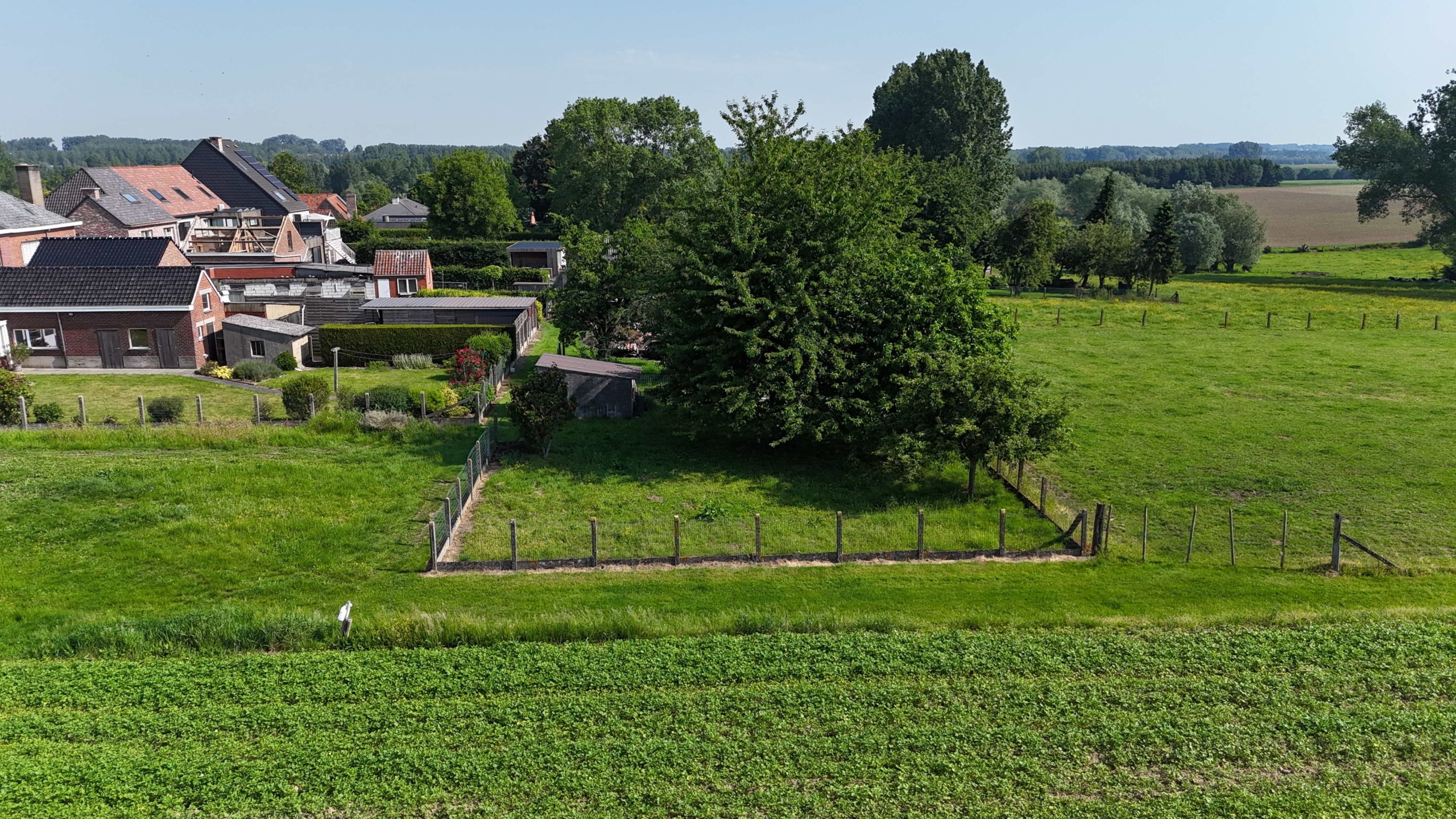 Kloeke open bebouwing met prachtige verzichten en tal van mogelijkheden op toplocatie
