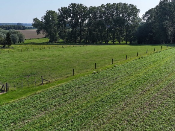 Kloeke open bebouwing met prachtige verzichten en tal van mogelijkheden op toplocatie