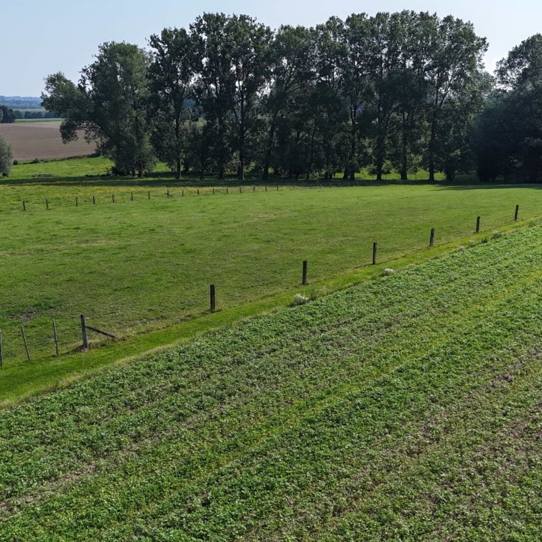 Kloeke open bebouwing met prachtige verzichten en tal van mogelijkheden op toplocatie