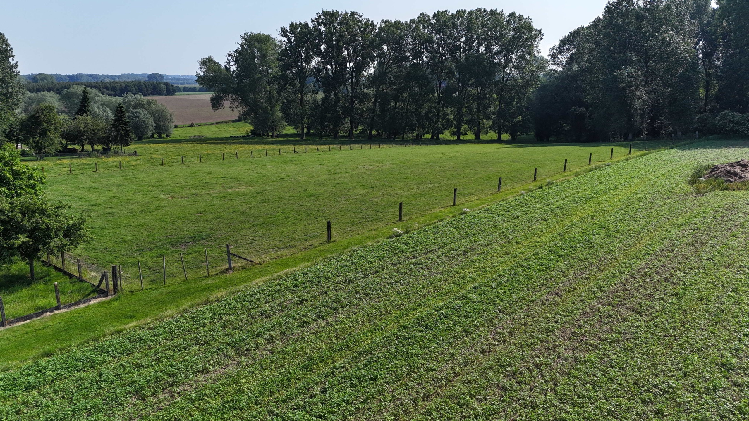 Kloeke open bebouwing met prachtige verzichten en tal van mogelijkheden op toplocatie