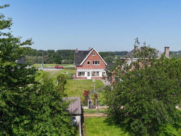 Kloeke open bebouwing met prachtige verzichten en tal van mogelijkheden op toplocatie