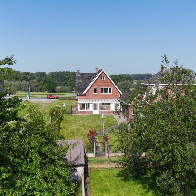 Kloeke open bebouwing met prachtige verzichten en tal van mogelijkheden op toplocatie