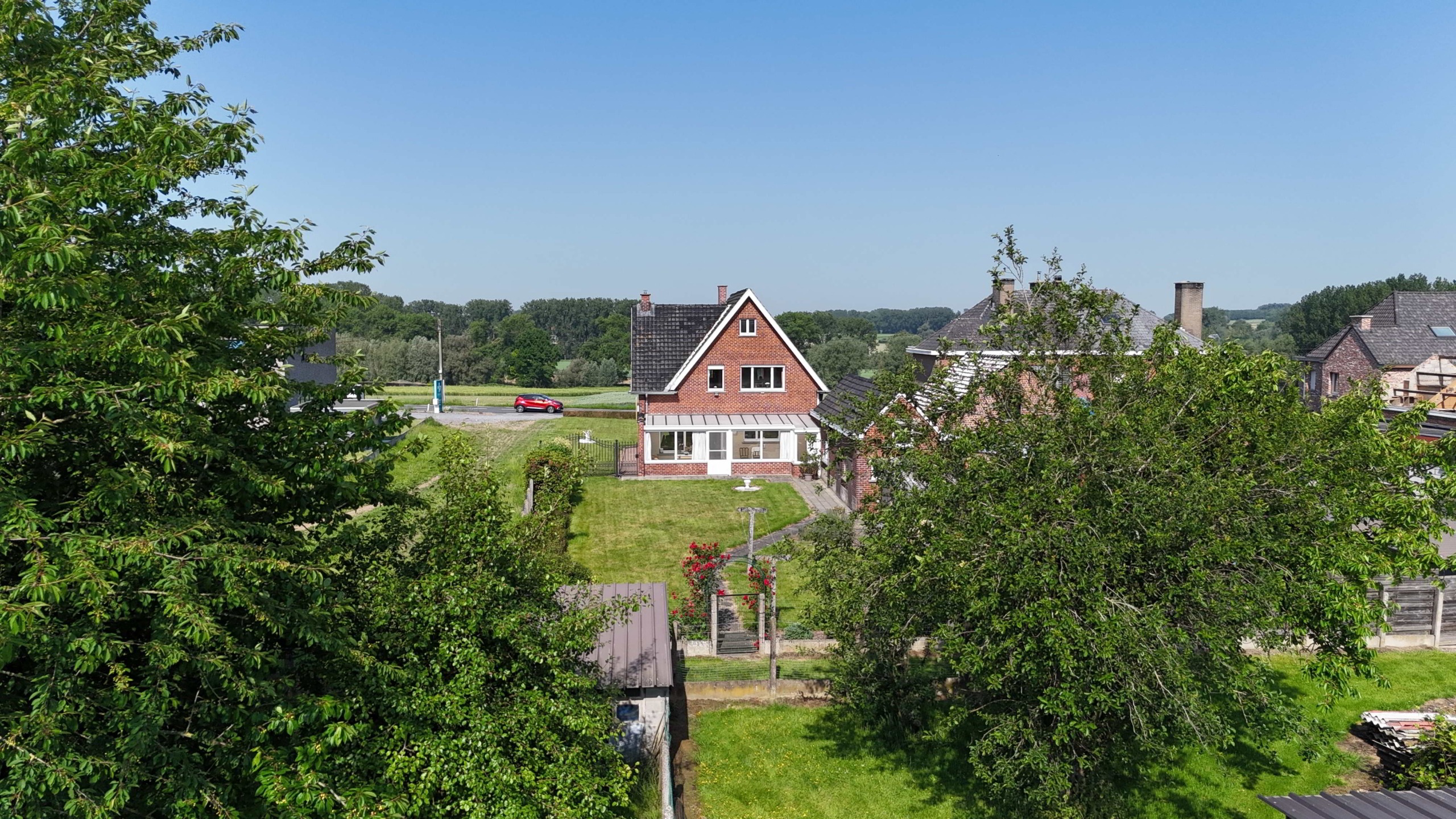 Kloeke open bebouwing met prachtige verzichten en tal van mogelijkheden op toplocatie