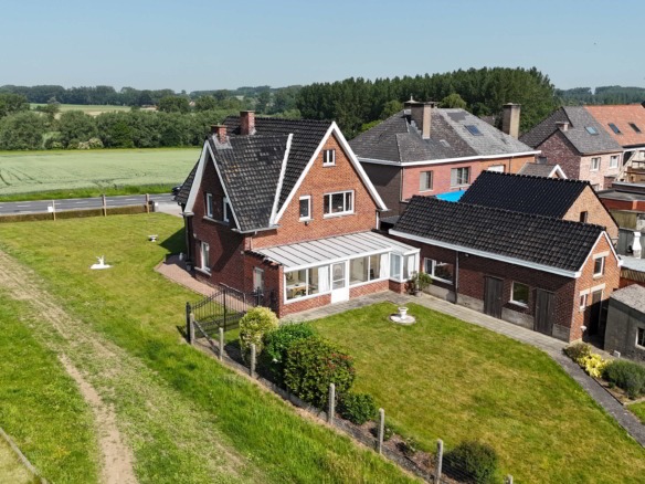 Kloeke open bebouwing met prachtige verzichten en tal van mogelijkheden op toplocatie