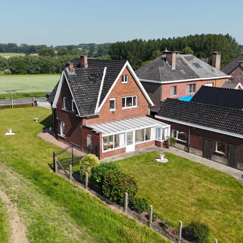 Kloeke open bebouwing met prachtige verzichten en tal van mogelijkheden op toplocatie