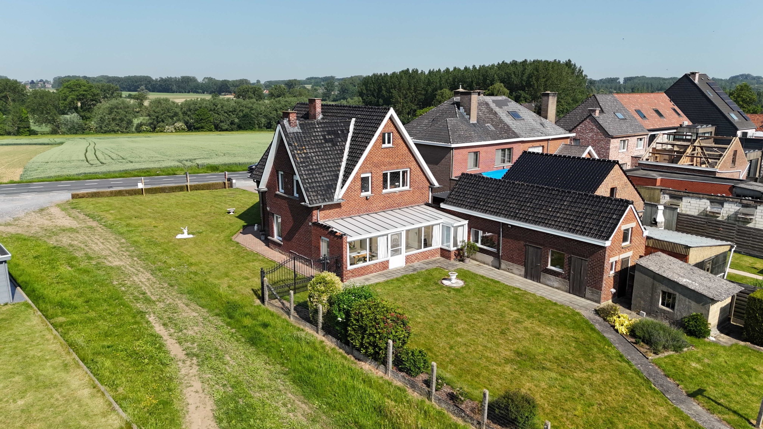Kloeke open bebouwing met prachtige verzichten en tal van mogelijkheden op toplocatie