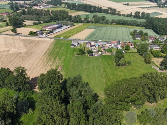 Kloeke open bebouwing met prachtige verzichten en tal van mogelijkheden op toplocatie