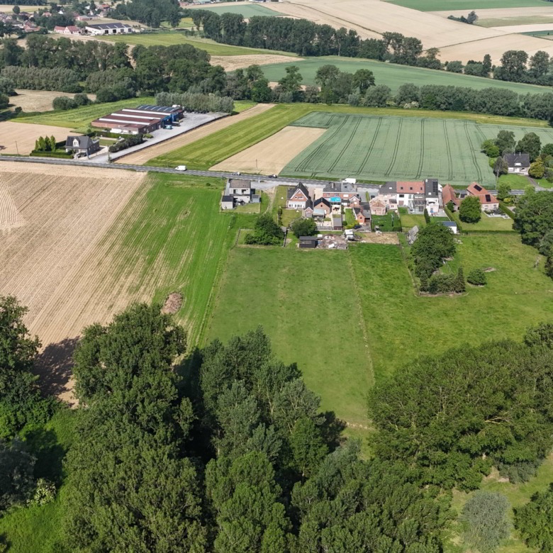 Kloeke open bebouwing met prachtige verzichten en tal van mogelijkheden op toplocatie