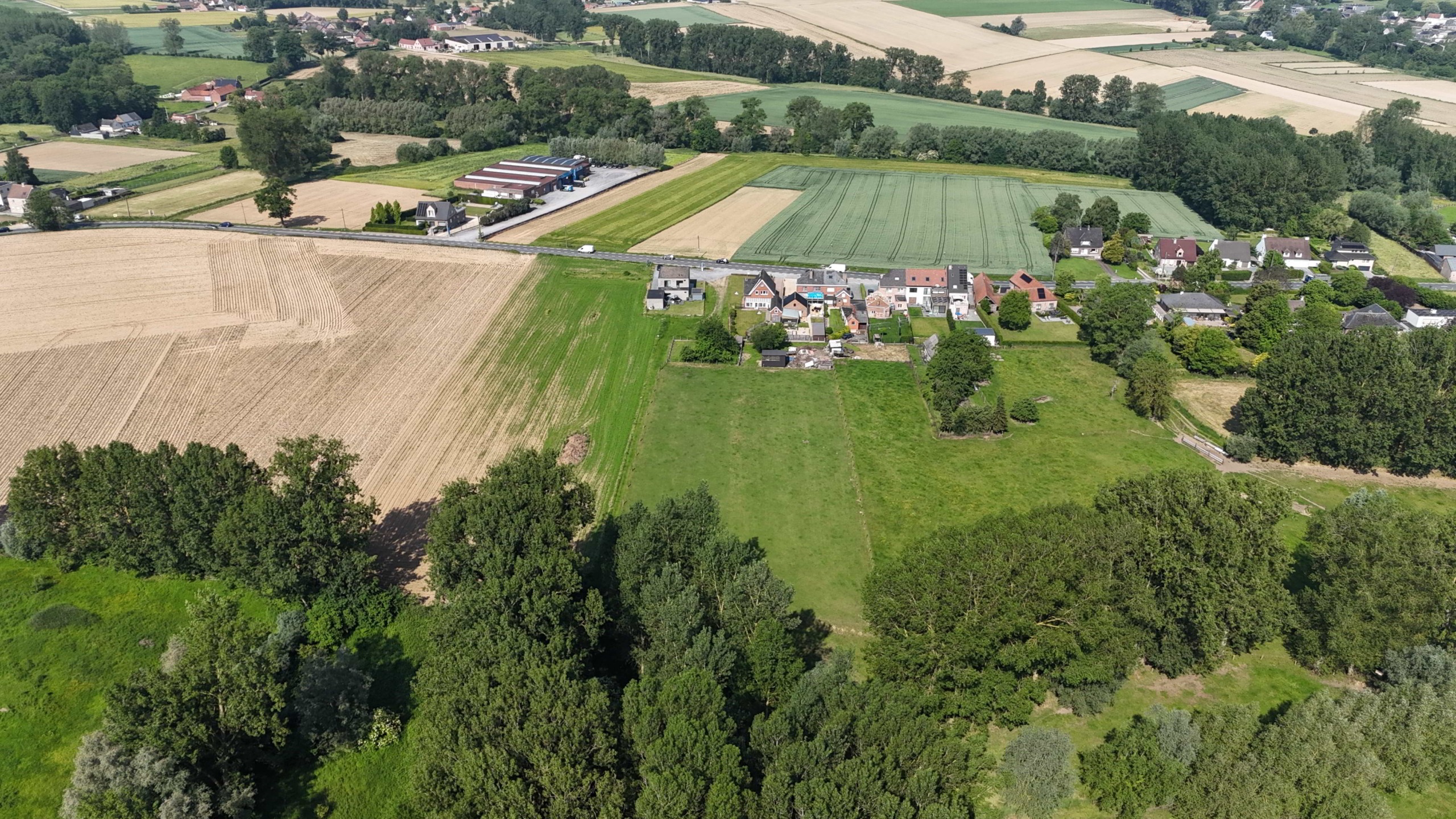 Kloeke open bebouwing met prachtige verzichten en tal van mogelijkheden op toplocatie
