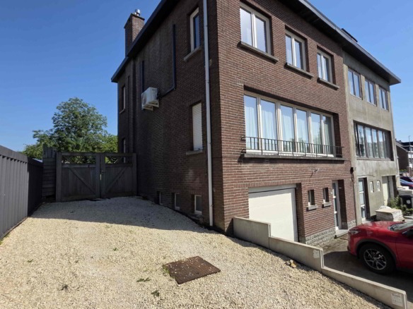 Grote gerenoveerde woning in een groene omgeving nabij het Boelarebos