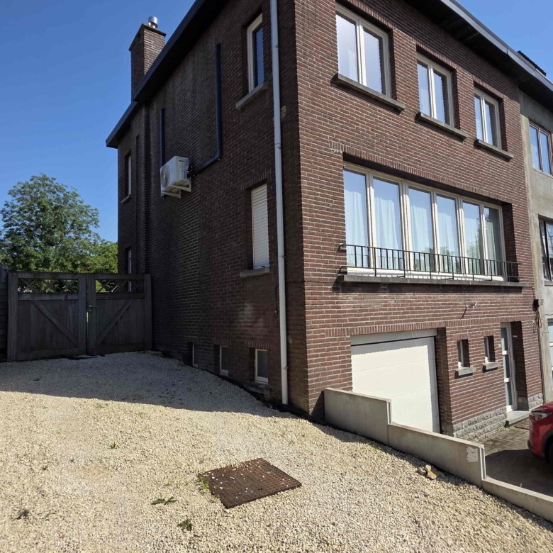 Grote gerenoveerde woning in een groene omgeving nabij het Boelarebos