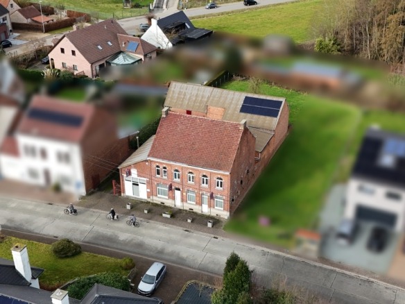 Karaktervolle woning met bijgebouwen en stallingen in hartje Zarlardinge