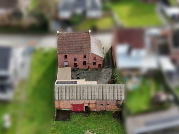 Karaktervolle woning met bijgebouwen en stallingen in hartje Zarlardinge