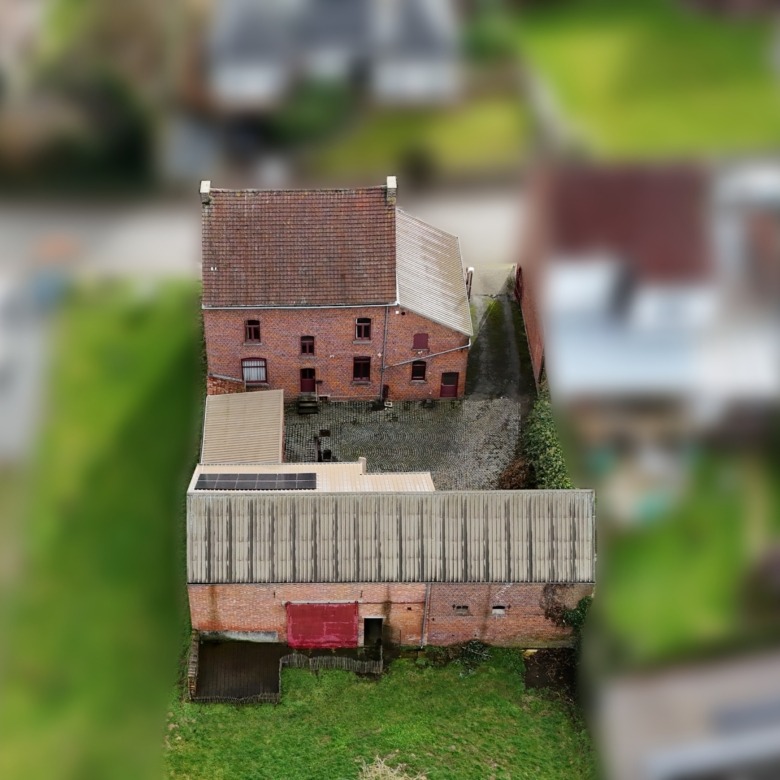 Karaktervolle woning met bijgebouwen en stallingen in hartje Zarlardinge