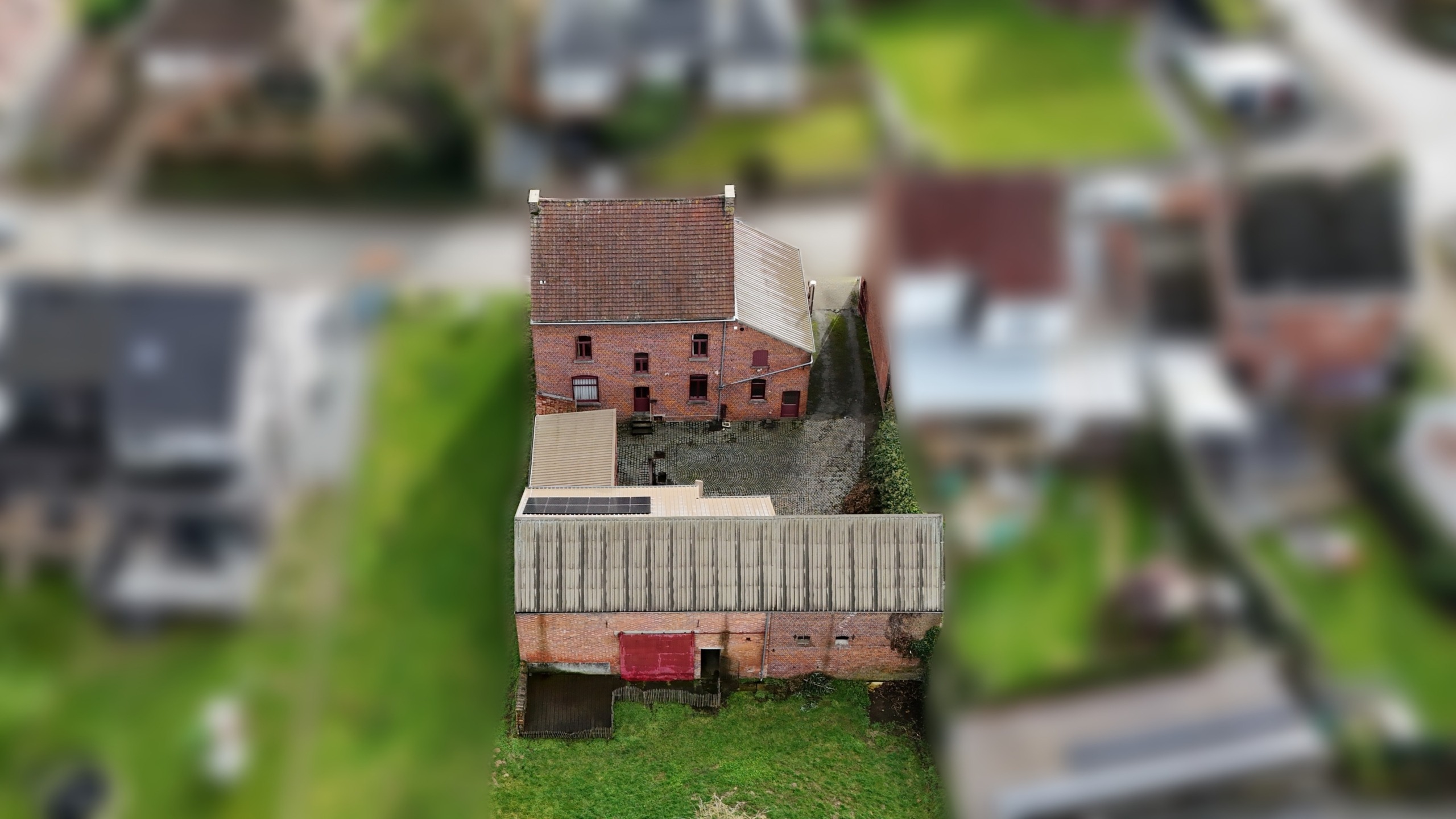 Karaktervolle woning met bijgebouwen en stallingen in hartje Zarlardinge