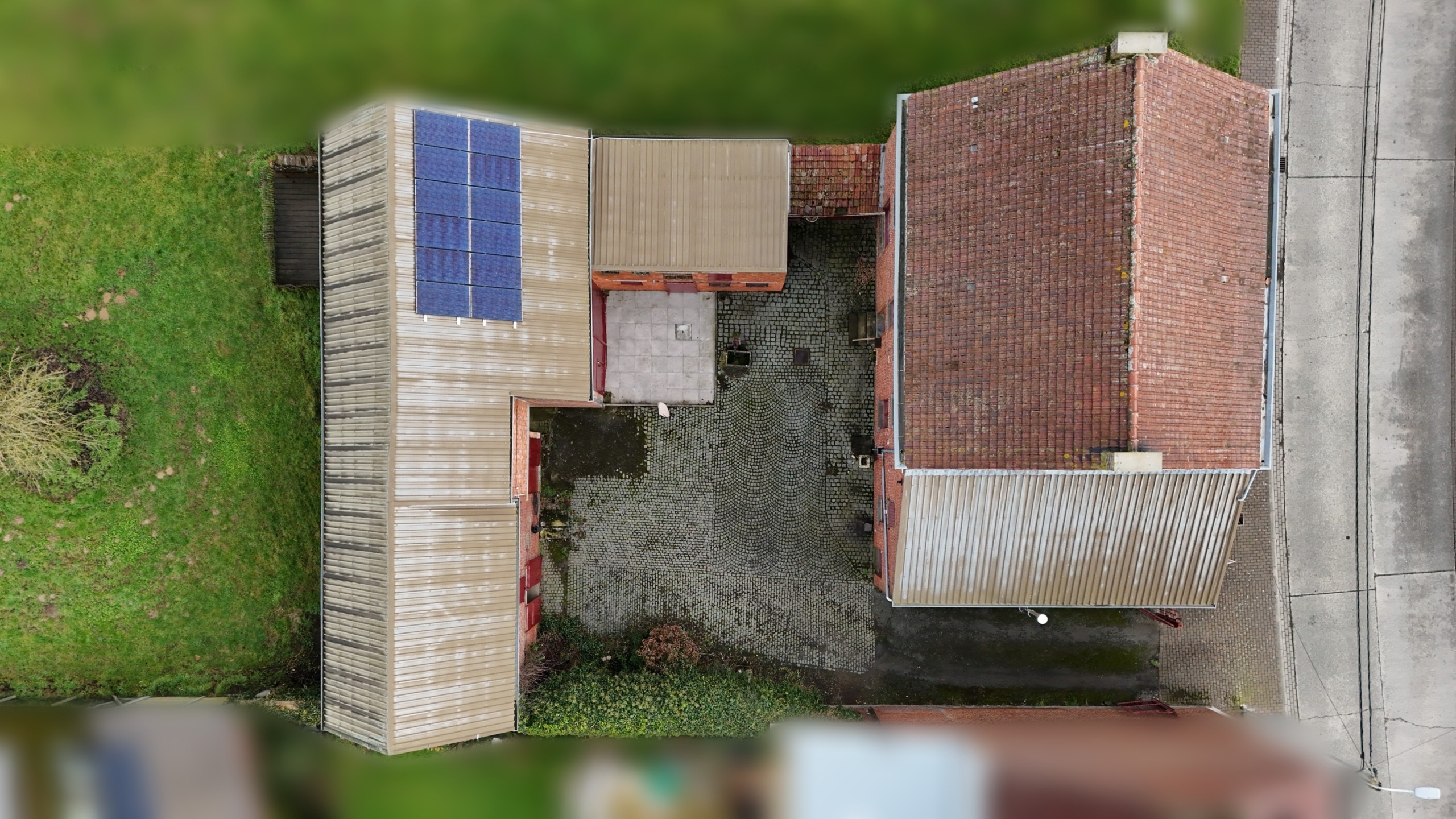 Karaktervolle woning met bijgebouwen en stallingen in hartje Zarlardinge