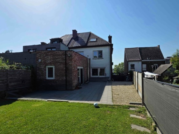 Grote gerenoveerde woning in een groene omgeving nabij het Boelarebos