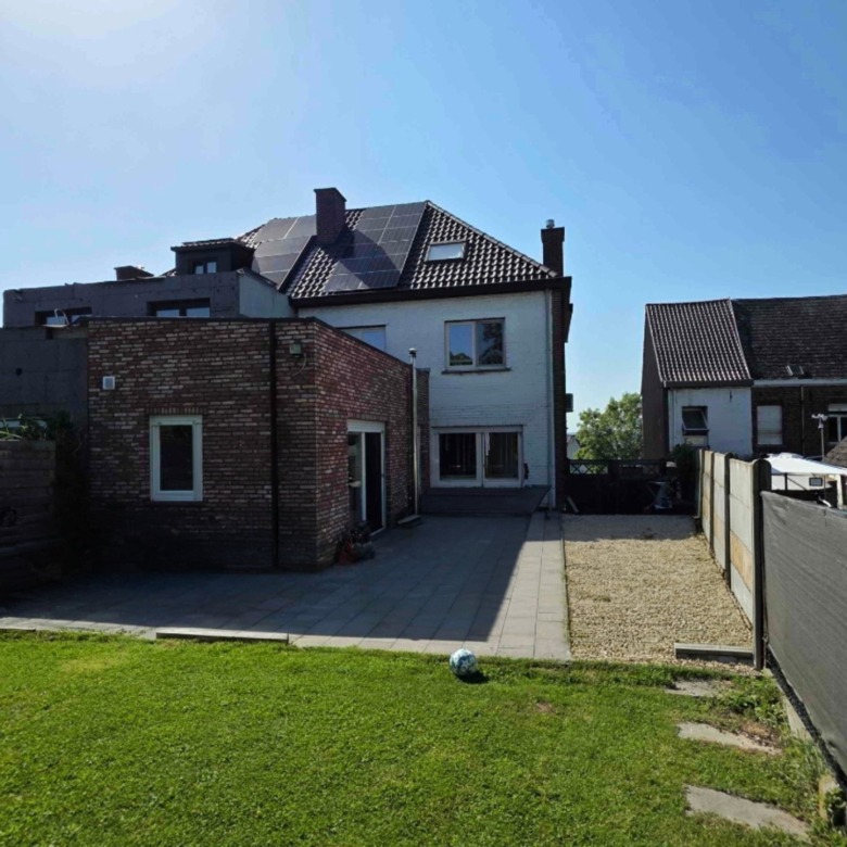 Grote gerenoveerde woning in een groene omgeving nabij het Boelarebos