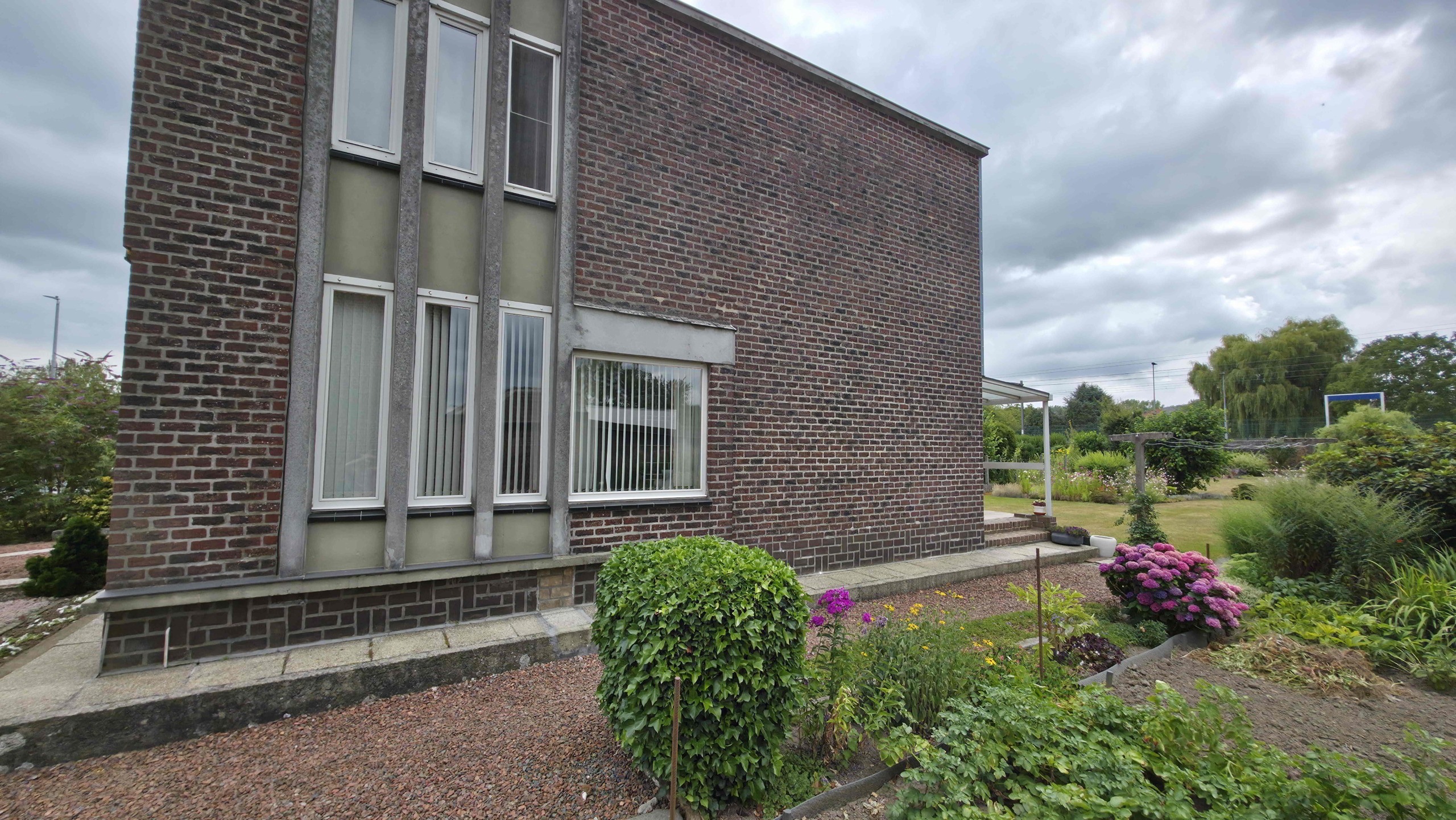 Unieke architecturale woning op een mooi perceel
