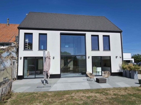Enorm lichtrijke en energiezuinige woning met uitzonderlijk potentieel!