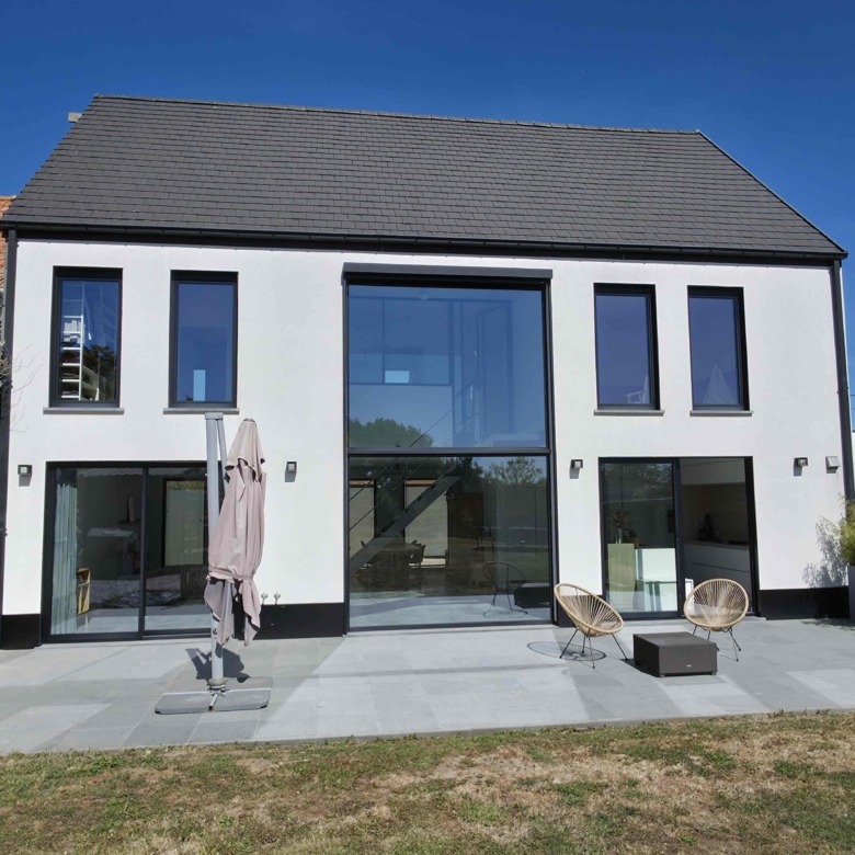 Enorm lichtrijke en energiezuinige woning met uitzonderlijk potentieel!