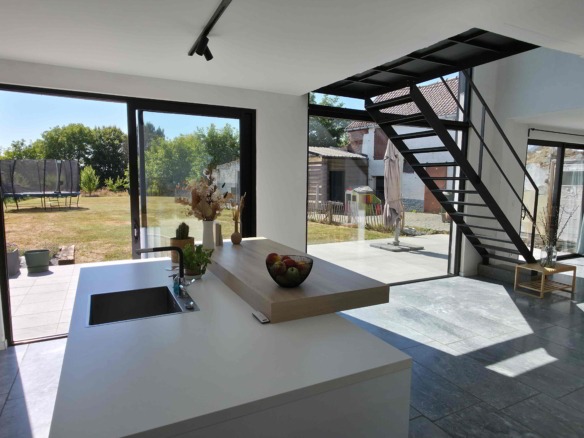 Enorm lichtrijke en energiezuinige woning met uitzonderlijk potentieel!