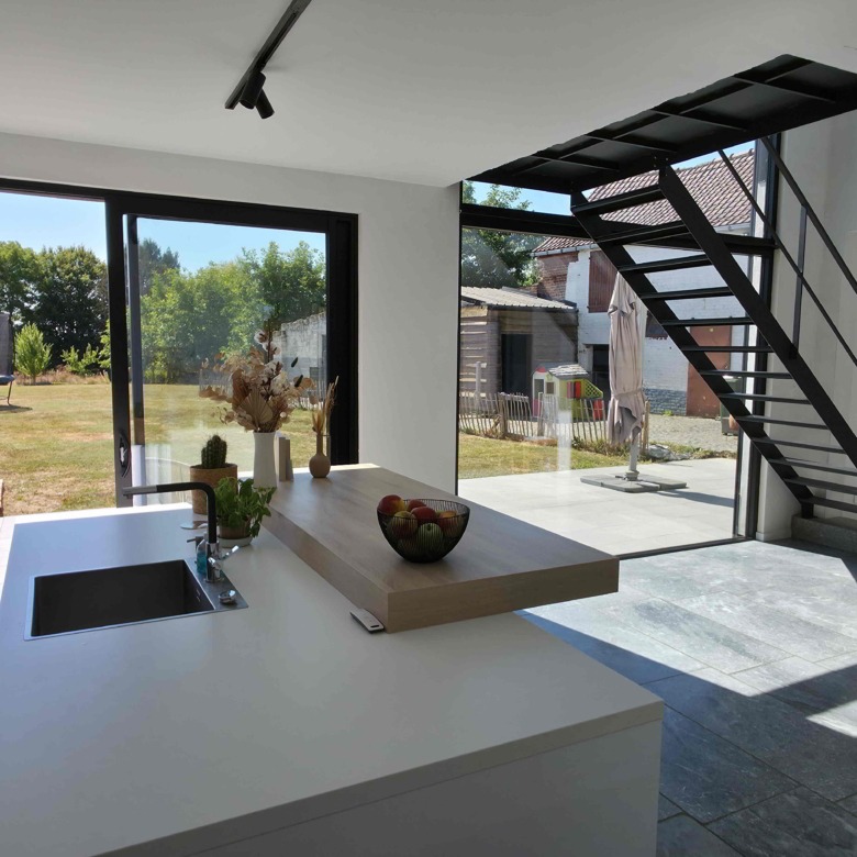 Enorm lichtrijke en energiezuinige woning met uitzonderlijk potentieel!